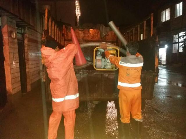 به دنبال بارش های شدید از شب گذشته؛ پاکبانان شهرداری رشت به کمک مردم شتافتند