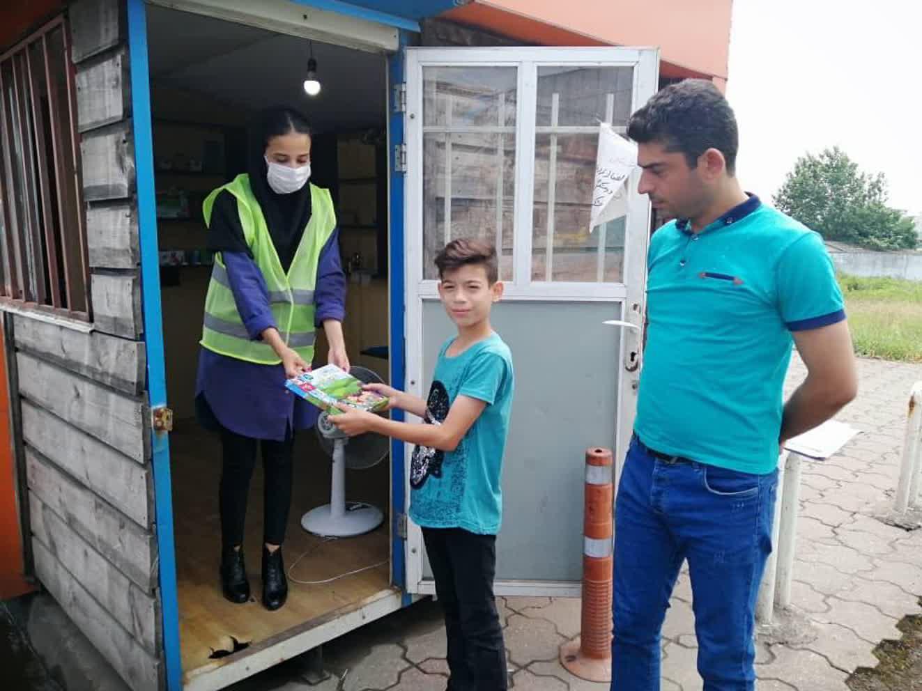 توزیع کیسه های پارچه ای در روز جهانی بدون پلاستیک