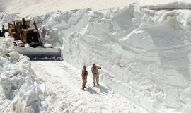 مرزبانی در برف اردیبهشتی