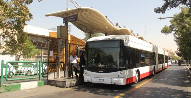تردد اتوبوسهای ۲۵ متری در خیابانهای پایتخت/ شهرداری به دنبال خرید ۱۰۰ متروباس پیشرفته