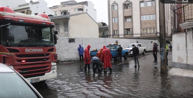 آماده باش و تلاش نیروهای خدمات شهری و آتش نشانی شهرداری رشت از بامداد امروز در رفع انسداد خطوط انتقال آب و بازگشایی معابر