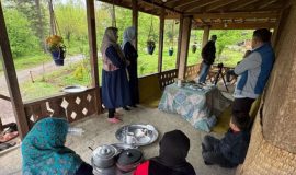 تولید مستند «مهمان مامان» با همکاری روابط عمومی و امور بین الملل شهرداری رشت و گروه اجتماعی شبکه یک صدا و سیما مستند «مهمان مامان» با همکاری شهرداری رشت برای پخش از شبکه یک سیما تولید می‌شود