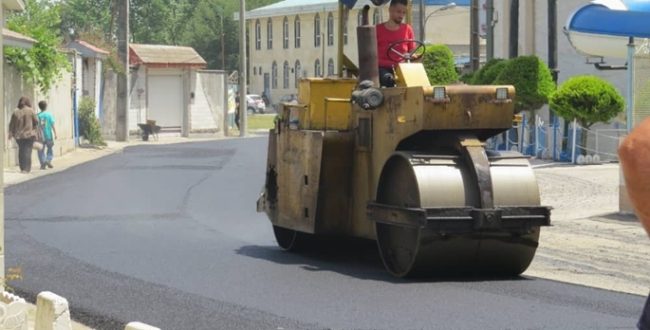 تداوم عملیات روکش آسفالت در معابر اصلی و فرعی شهری شهر رشت