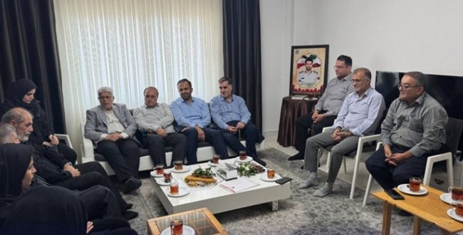 دیدار اعضای شورای اسلامی و شهردار رشت با خانواده شهید توحید مهرپور مامور پلیس راه گیلان و جانشین پلیس راه رشت لاهیجان