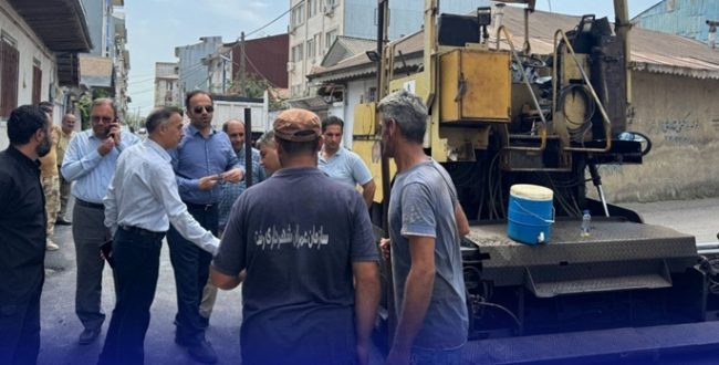 بازدید شهردار رشت از عملیات اجرای آسفالت کوچه های شهید نظری و شهید پور رضا در محدوده بلوار شهید مدرس